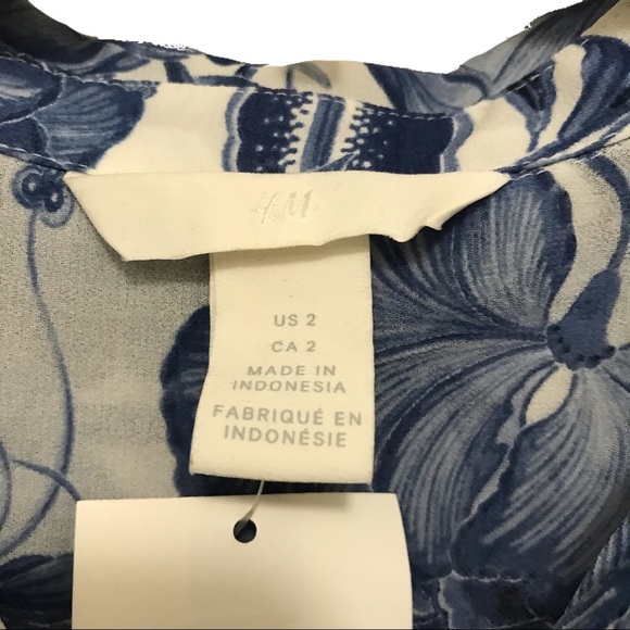 H&M Sheer Floral Blue Button Up Sleeveless Shirt - Picture 3 of 4